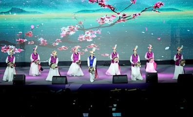 多國(guó)藝術(shù)團(tuán)隊(duì)共譜青春樂章，舞臺(tái)藝術(shù)造型點(diǎn)亮新都之夜——記“成都國(guó)際友城青年音樂會(huì)”